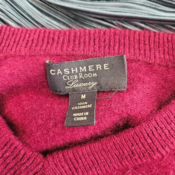 Men's V-Neck Sweater - Cashmere- Burgundy - Picture 3 of 5